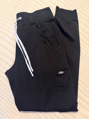 Ashh Scrubs Aneesa jogger. Black women’s size large.
